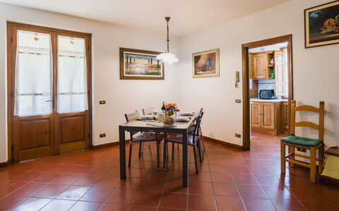 Casa Lulù: Flooring, Interior Design, Decke, Fussboden, Möbel, Zimmer, Esszimmer, Küche & Esszimmer Tisch, Tür, Holzboden