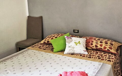 Casa Lulù: Möbel, Bett, Schlafzimmer, Bedding, Bettdecke, Interior Design, Linens, Fussboden, Zimmer, Textil