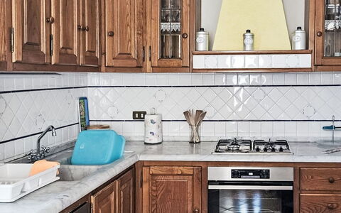 Casa Lulù: Küche, Countertop, Küchengerät, Cabinetry, Major Appliance, Spüle, Holz, Herd, Interior Design, Flooring