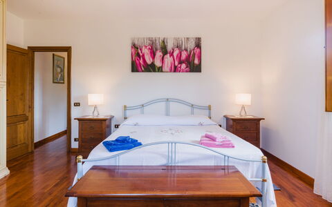 Casa Lulù: Möbel, Bett, Interior Design, Schlafzimmer, Bettdecke, Flooring, Fussboden, Decke, Bedding, Bettrahmen
