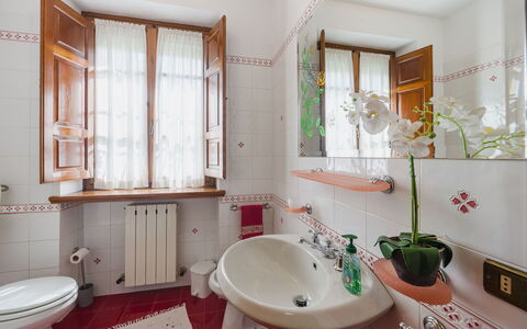 Casa Lulù: Interior Design, Armatur, Flooring, Bad Sink, Fussboden, Sinken, Badezimmer, Zapfhahn, Zimmer, Installation