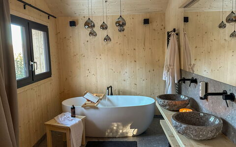 Großveitsch 605: Flooring, Armatur, Holz, Interior Design, Fussboden, Badezimmer, Badewanne, Beleuchtung, Zapfhahn, Decke