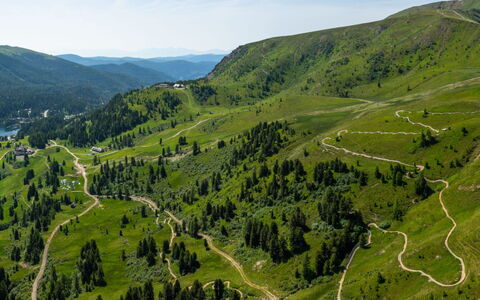 Großveitsch 605: Bergforms, Hügel, Berg, Vegetation, Hochland, Natürliche Landschaft, Wiese, Landschaft, Bergstation, Ökoregion