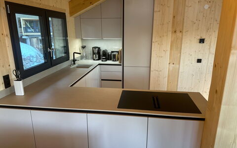 Großveitsch 605: Holz, Flooring, Fussboden, Countertop, Küche, Holzboden, Holzbeize, Hartholz, Cabinetry, Armatur