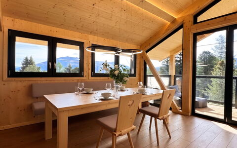 02 Nth050 18A Sup Chalet mit Sauna und Hot Tub 2 e: Holz, Interior Design, Decke, Zimmer, Stuhl, Hartholz, Küche & Esszimmer Tisch, Strahl, Holzbeize, Natürliches Material