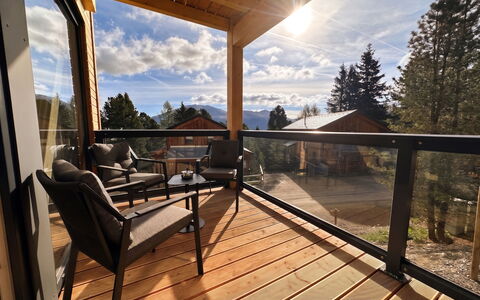 02 Nth050 18A Sup Chalet mit Sauna und Hot Tub 2 e: Holz, Veranda, Hartholz, Deck, Balkon, Holzbeize, Geländer, Holzboden, Schatten, Planke