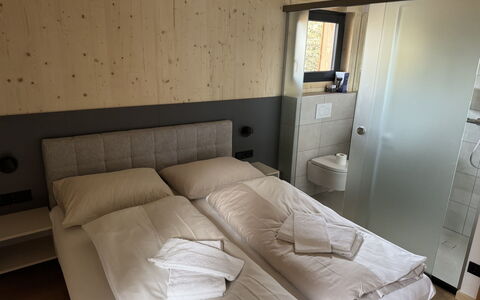 Großveitsch 607: Bett, Schlafzimmer, Bettdecke, Bedding, Holz, Fussboden, Flooring, Interior Design, Bettrahmen, Zimmer