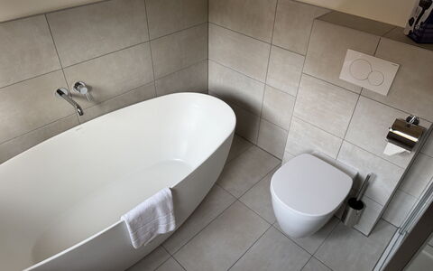 Großveitsch 607: Flooring, Badezimmer, Wand, Armatur, Fussboden, Interior Design, Toilette, Installation, Fliese, Verbundwerkstoff
