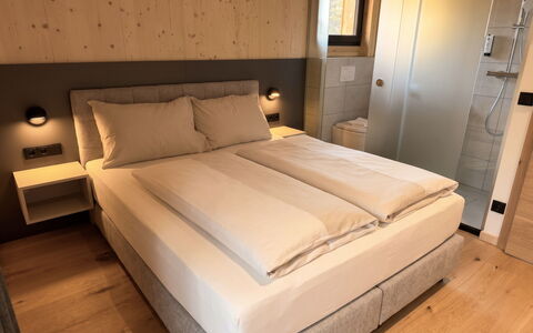 02 Nth055 18F Sup Chalet mit Sauna und Hot Tub 2 e: Schlafzimmer, Bett, Bettrahmen, Bedding, Zimmer, Bettdecke, Hartholz, Kissen, Matratze, Holzbeize