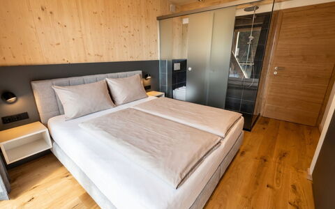 02 Nth055 18F Sup Chalet mit Sauna und Hot Tub 2 e: Schlafzimmer, Bett, Bettrahmen, Zimmer, Bedding, Hartholz, Holzbeize, Bettdecke, Matratze, Holzboden