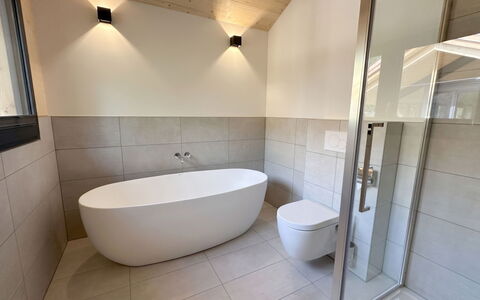 02 Nth055 18F Sup Chalet mit Sauna und Hot Tub 2 e: Flooring, Fussboden, Wand, Armatur, Interior Design, Badezimmer, Badewanne, Installation, Fliese, Zapfhahn