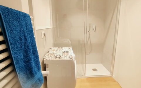 Lola Home - Levanto: Flooring, Fussboden, Wand, Armatur, Interior Design, Badezimmer, Installation, Zimmer, Toilette, Fliese