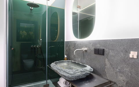 03 Nth032 Deluxe Chalet mit Sauna und Hot Tub: Interior Design, Armatur, Spiegel, Beleuchtung, Zapfhahn, Sinken, Light Fixture, Installation, Badezimmer, Bad Sink
