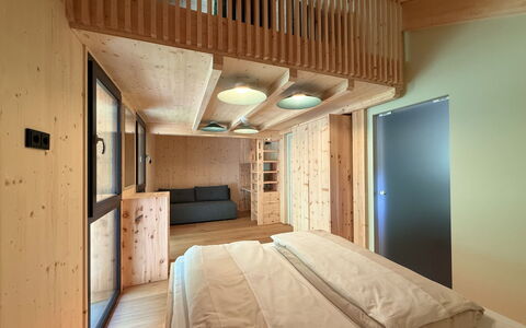 03 Nth032 Deluxe Chalet mit Sauna und Hot Tub: Holz, Interior Design, Decke, Schlafzimmer, Fussboden, Flooring, Zimmer, Bett, Holzbeize, Hartholz