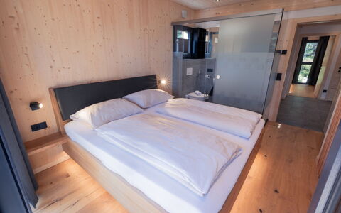 02 Nth030 Sup Chalet mit Sauna und Hot Tub 2 Etage: Schlafzimmer, Bettrahmen, Bett, Bedding, Bettdecke, Hartholz, Holzbeize, Matratze, Hotel, Suite