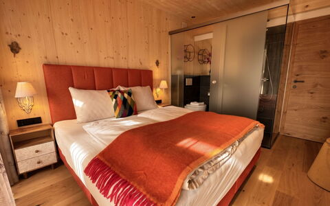02 Nth056 18G Sup Chalet mit Sauna und Hot Tub 2 e: Möbel, Interior Design, Schlafzimmer, Bett, Flooring, Holz, Fussboden, Bettdecke, Bedding, Bettrahmen