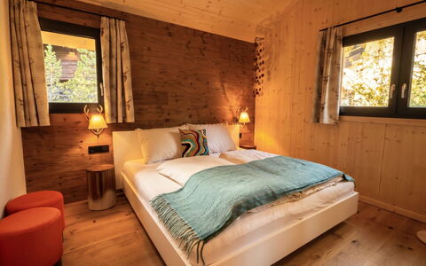 02 Nth056 18G Sup Chalet mit Sauna und Hot Tub 2 e: Holz, Interior Design, Schlafzimmer, Bett, Möbel, Flooring, Fussboden, Haus, Zuhause, Decke