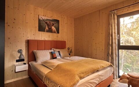 02 Nth056 18G Sup Chalet mit Sauna und Hot Tub 2 e: Schlafzimmer, Bett, Möbel, Interior Design, Bettdecke, Holz, Flooring, Fussboden, Bedding, Zimmer