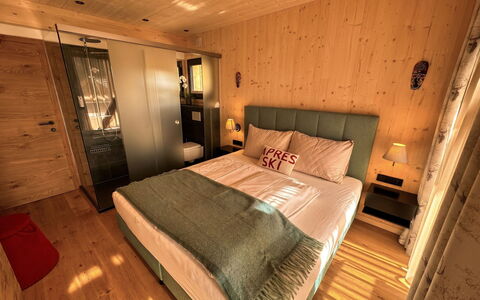02 Nth056 18G Sup Chalet mit Sauna und Hot Tub 2 e: Interior Design, Möbel, Fussboden, Flooring, Bett, Schlafzimmer, Holz, Bettdecke, Zimmer, Bedding