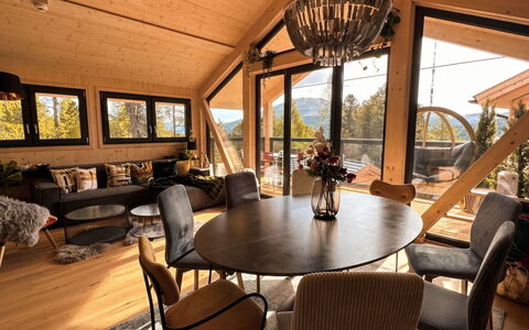 02 Nth056 18G Sup Chalet mit Sauna und Hot Tub 2 e: Möbel, Interior Design, Holz, Decke, Flooring, Fussboden, Stuhl, Beleuchtung, Wohnzimmer, Light Fixture