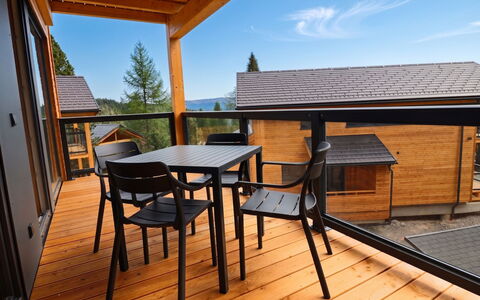 02 Nth053 18D Sup Chalet mit Sauna und Hot Tub 2 e: Gebäude, Haus, Fenster, Zuhause, Dach, Wohngebiet, Strauch, Hütte, Grundstueck