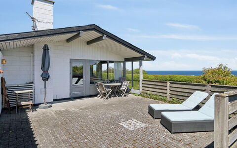 Anelia - 400M from the Sea: Haus, Strauch, Zuhause, Wohngebiet, Estate, Hütte, Hazienda, Garten, Schatten, Rasen