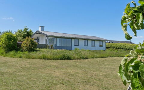 Anelia - 400M from the Sea: Haus, Strauch, Zuhause, Wohngebiet, Estate, Hütte, Hazienda, Garten, Schatten, Rasen