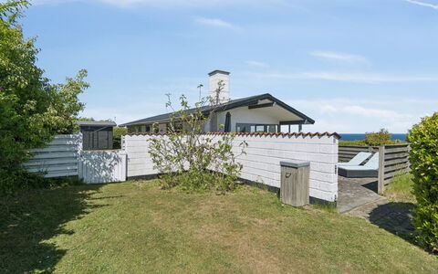 Anelia - 400M from the Sea: Haus, Strauch, Zuhause, Wohngebiet, Estate, Hütte, Hazienda, Garten, Schatten, Rasen
