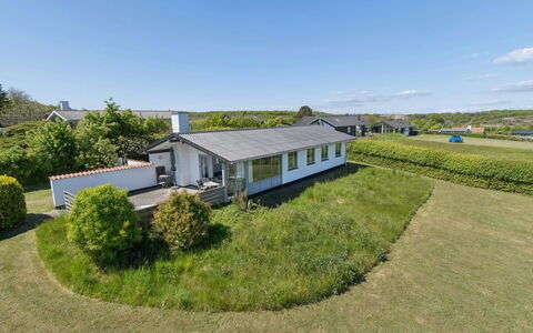 Anelia - 400M from the Sea: Haus, Strauch, Zuhause, Wohngebiet, Estate, Hütte, Hazienda, Garten, Schatten, Rasen