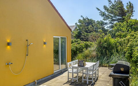 Lars - 350M from the Sea: Haus, Strauch, Zuhause, Wohngebiet, Estate, Hütte, Hazienda, Garten, Schatten, Rasen