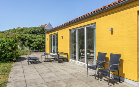 Lars - 350M from the Sea: Haus, Strauch, Zuhause, Wohngebiet, Estate, Hütte, Hazienda, Garten, Schatten, Rasen