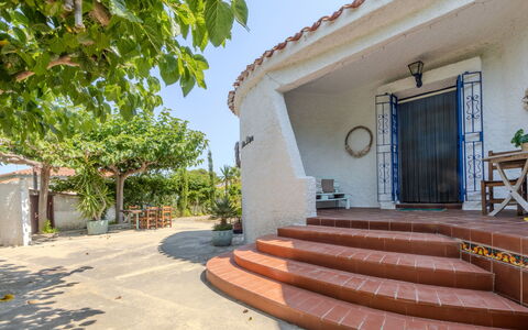 Villa Pipa: Haus, Strauch, Zuhause, Wohngebiet, Estate, Hütte, Hazienda, Garten, Schatten, Rasen