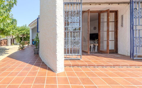Villa Pipa: Haus, Strauch, Zuhause, Wohngebiet, Estate, Hütte, Hazienda, Garten, Schatten, Rasen