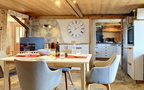 Chalet 1899: Möbel, Interior Design, Flooring, Stuhl, Holz, Fussboden, Esszimmer, Tabelle, Decke, Light Fixture