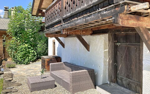 Chalet 1899: Holz, Hütte, Hartholz, Balkon, Natürliches Material, Schatten, Planke, Holzbeize, Veranda