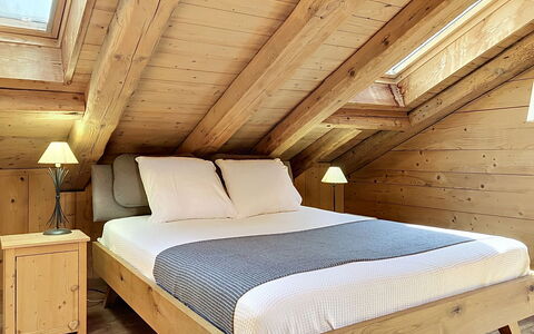Chalet 1899: Möbel, Schlafzimmer, Bett, Holz, Flooring, Fussboden, Interior Design, Textil, Bedding, Braun