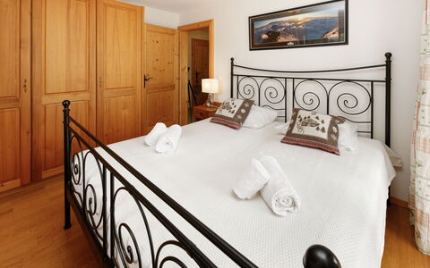 Prima 1084: Möbel, Bett, Interior Design, Schlafzimmer, Flooring, Holz, Fussboden, Bettdecke, Zimmer, Bedding