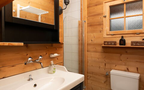 Prima 1084: Wand, Armatur, Interior Design, Holz, Flooring, Sinken, Bad Sink, Zapfhahn, Fussboden, Badezimmer