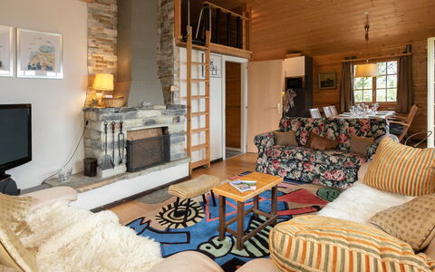 Prima 1084: Möbel, Interior Design, Couch, Flooring, Fussboden, Zimmer, Holz, Wohnzimmer, Decke, Stuhl