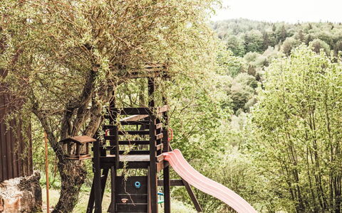 U Šenkýře Mikeše: Holz, Spielmittel, Kofferraum, Spielplatz, Zweig, Schatten, Garten, Park, Schwingen, Leiter