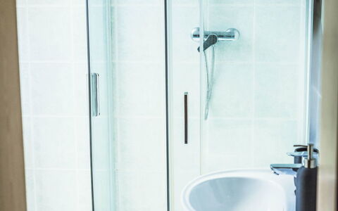 U Šenkýře Mikeše: Badezimmer, Armatur, Interior Design, Flooring, Fussboden, Dusche, Installation, Duschkopf, Bad Sink, Duschtür