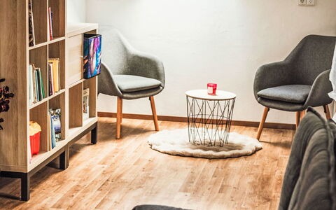 U Šenkýře Mikeše: Möbel, Interior Design, Flooring, Fussboden, Holz, Wohnzimmer, Holzboden, Zimmer, Zuhause, Stuhl