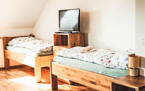 U Šenkýře Mikeše: Holz, Flooring, Fussboden, Schlafzimmer, Bett, Möbel, Interior Design, Etagenbett, Zimmer, Bedding