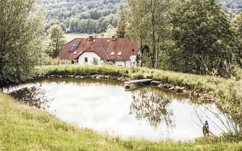 U Šenkýře Mikeše: Gewässer, Natürliche Landschaft, Wasserlauf, Landschaft, Bank, Haus, Ländliches Gebiet, Teich, Zuhause