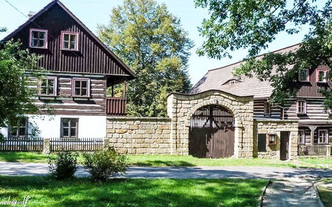 Máchova Roubenka: Zuhause, Hütte, Rasen, Estate, Garten, Landscaping, Garten, Abstellgleis, Auffahrt, Hinterhof