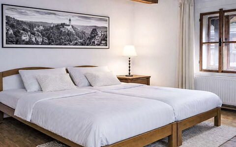 Máchova Roubenka: Bett, Möbel, Schlafzimmer, Bedding, Bettdecke, Interior Design, Holz, Fussboden, Flooring, Linens