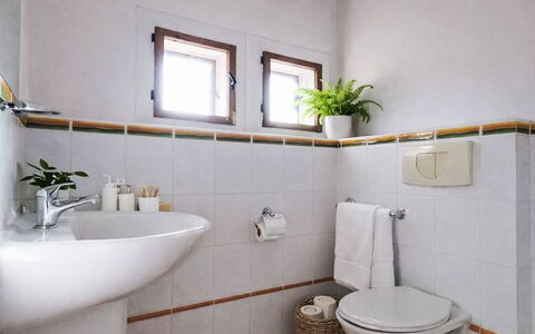 Máchova Roubenka: Toilleten Sitz, Flooring, Fussboden, Armatur, Badezimmer, Interior Design, Toilette, Fliese, Installation