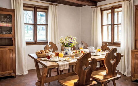 Máchova Roubenka: Möbel, Holz, Tabelle, Interior Design, Flooring, Küche & Esszimmer Tisch, Stuhl, Esszimmer, Holzbeize, Fussboden