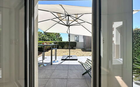 Les Sylphes: Fussboden, Tür, Flooring, Home Door, Blumentopf, Balkon, Schatten, Gartenmöbel, Hartholz, Zimmerpflanze