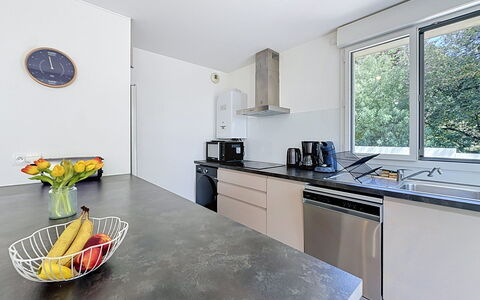 Les Sylphes: Küche, Countertop, Möbel, Interior Design, Küchengerät, Flooring, Zuhause, Major Appliance, Cabinetry, Spüle